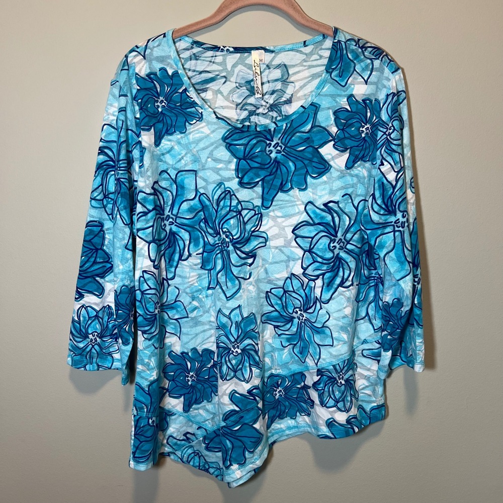 Lulu-B Blue Floral Asymmetrical Sharkbite Hem 3/4 Sleeve Top Women's Medium